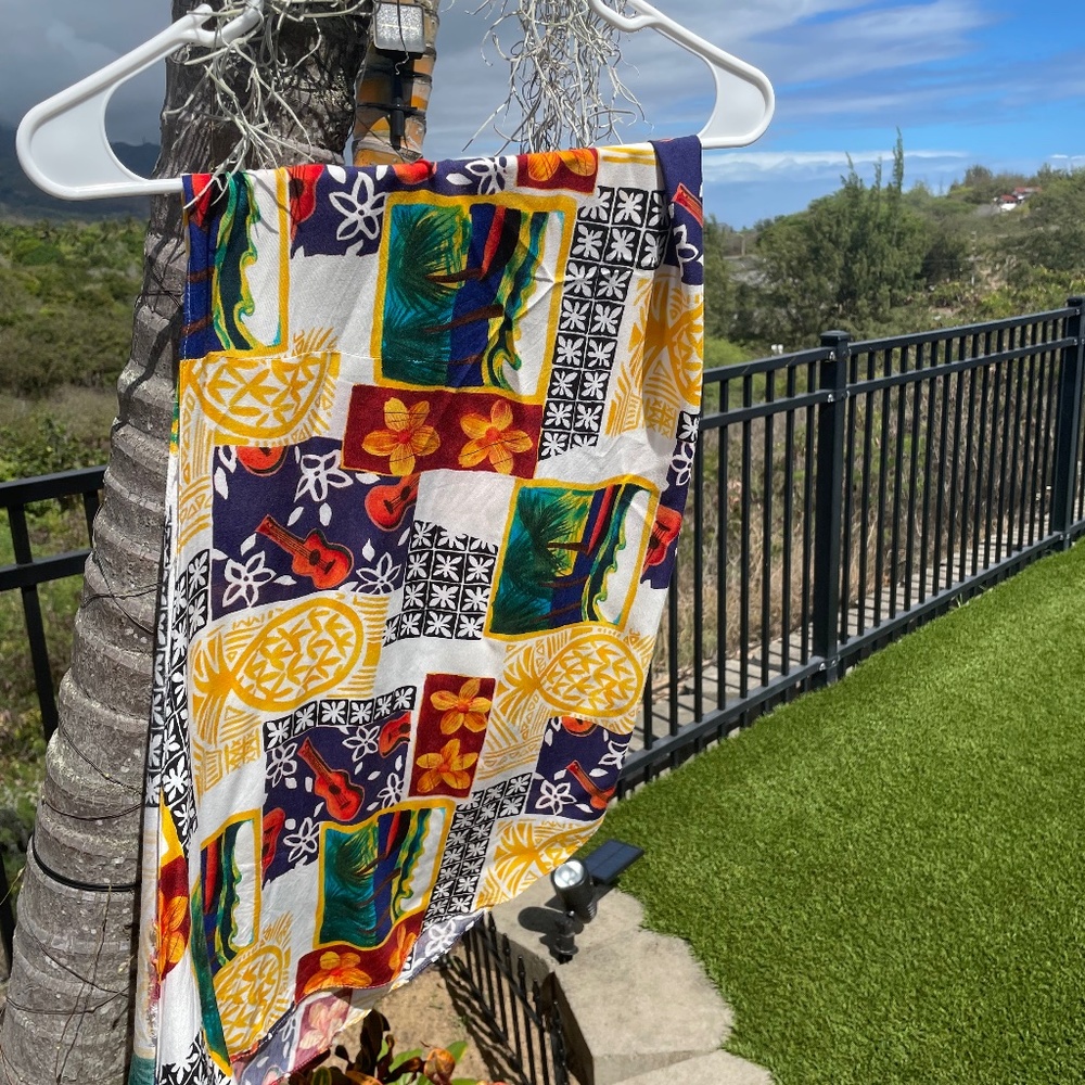 Vintage  Hilo Hattie-The Hawaiian Original short Hawn print pareo (sarong)